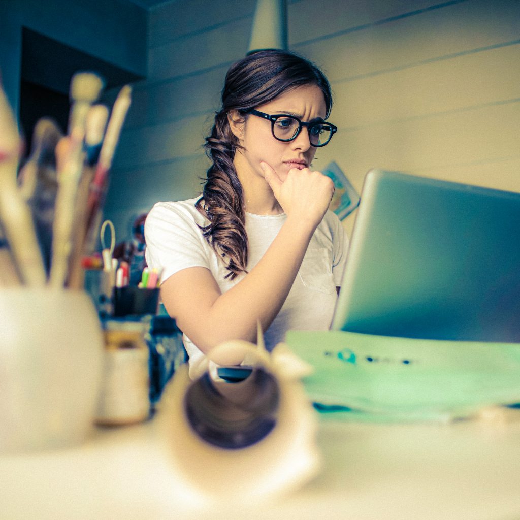 zdjęcie-kobieta-siedząca-przed-komputerem